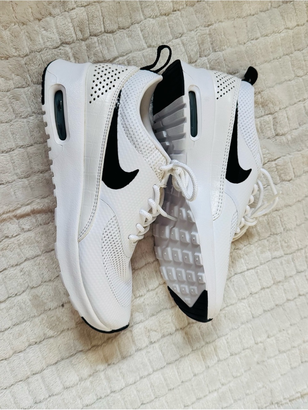 Nike White and Black Women’s Sneakers Size 5